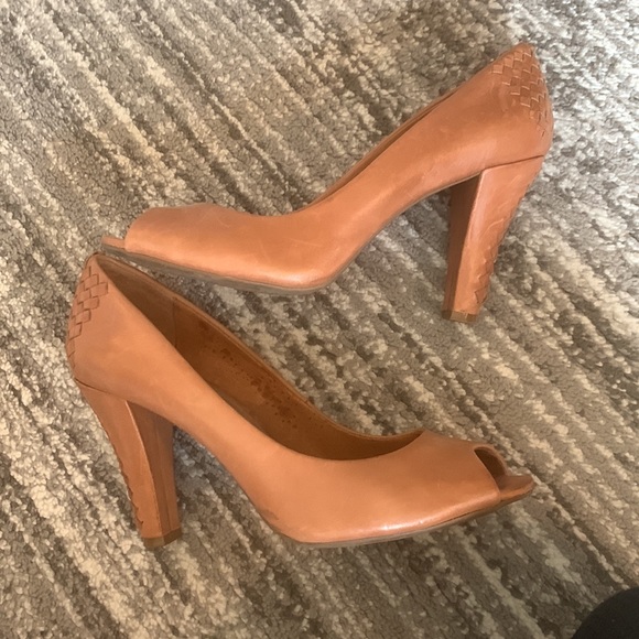 Elliot Lucca tan heels - Picture 7 of 7